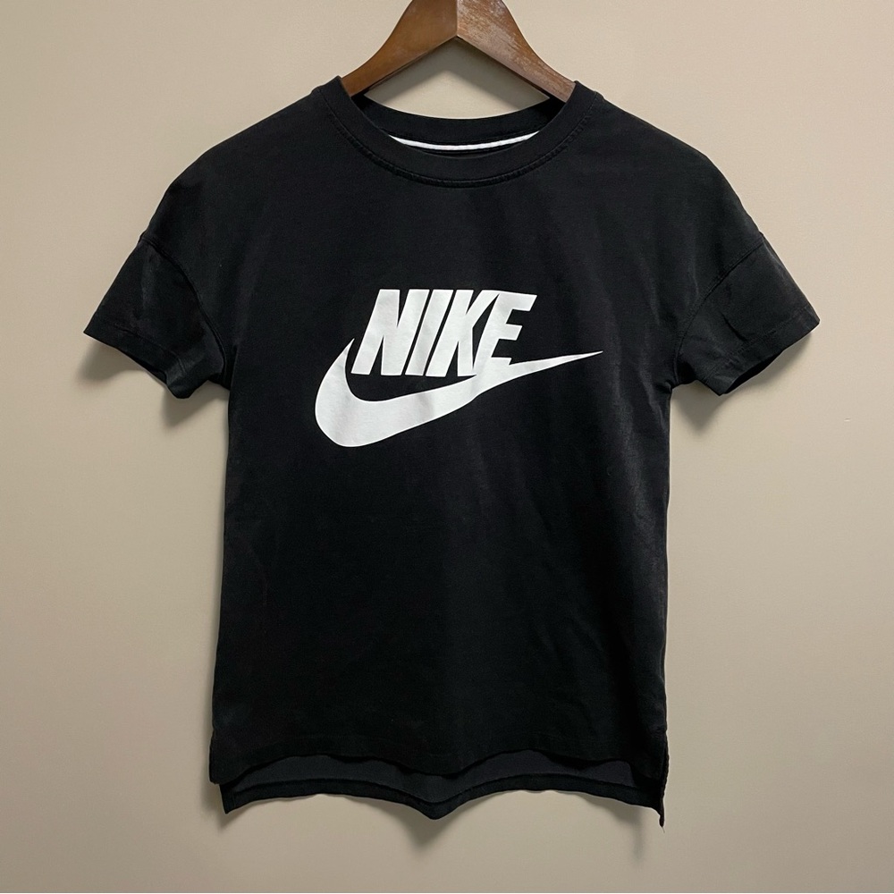 Nike Black & White T-Shirt Women’s Small